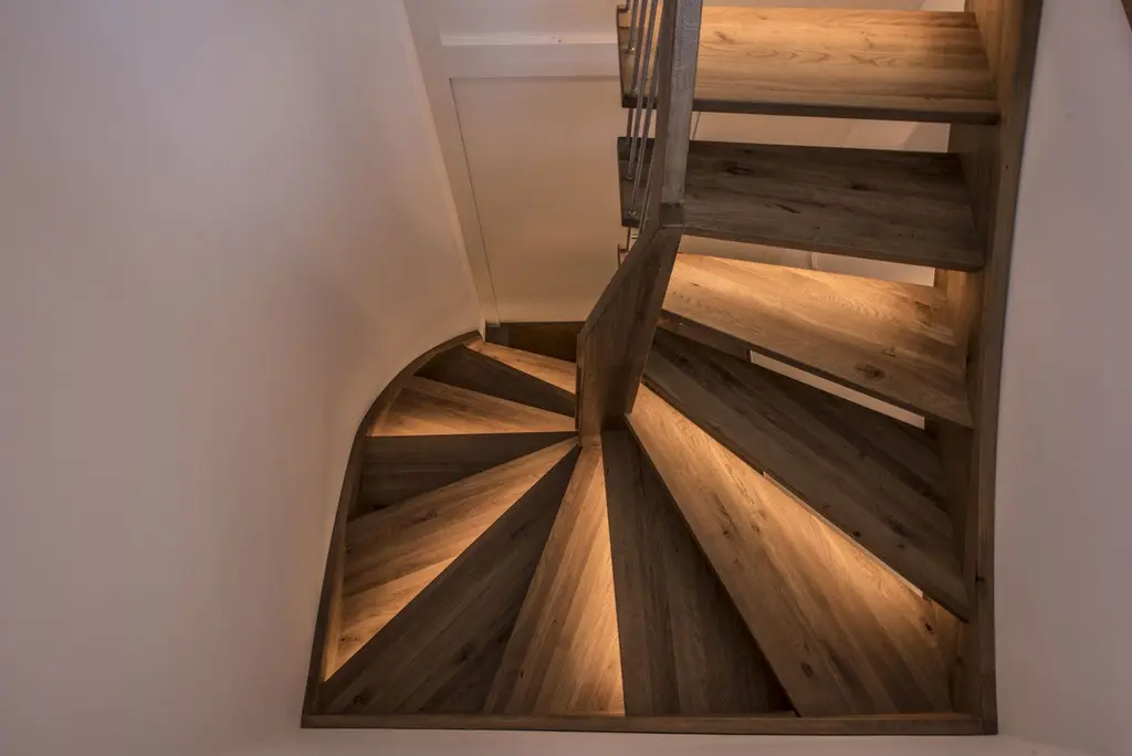 Gewendelte Massivholztreppe