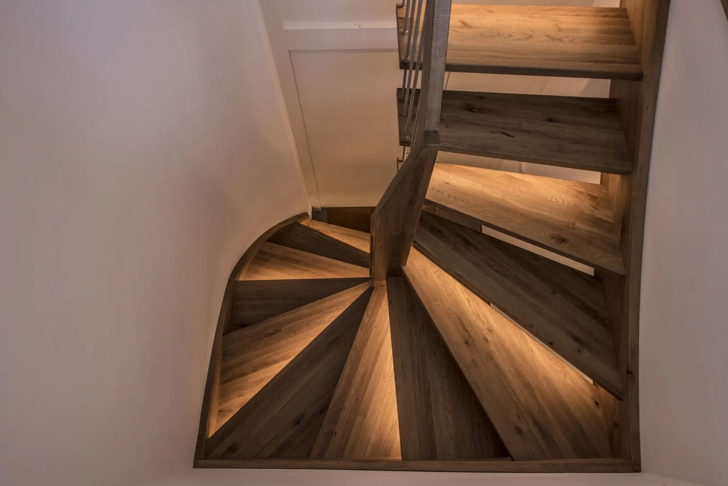 Gewendelte Massivholztreppe