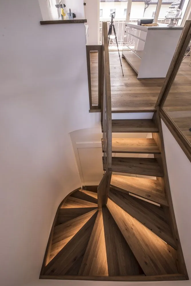 Gewendelte Massivholztreppe