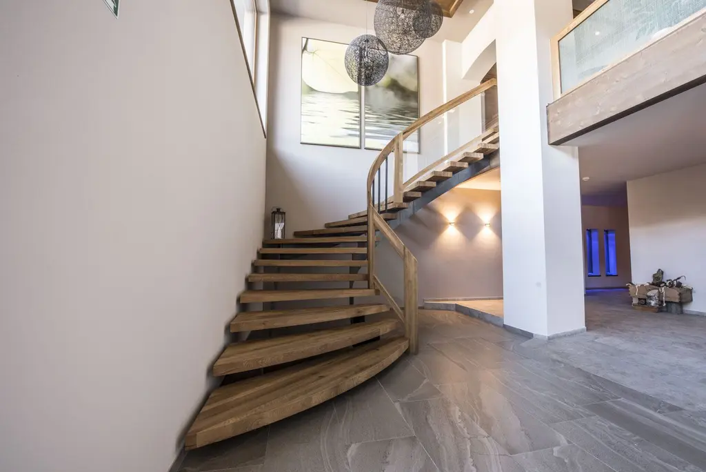 Gewendelte Treppe mit Bogenwange