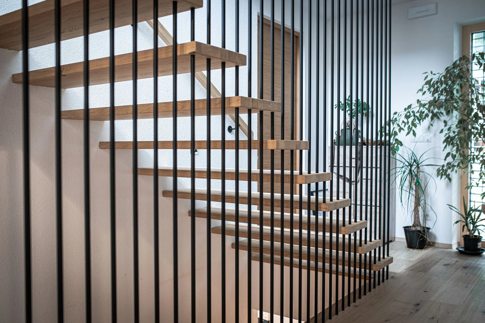 Treppe mit raumhohen Stahlstäben