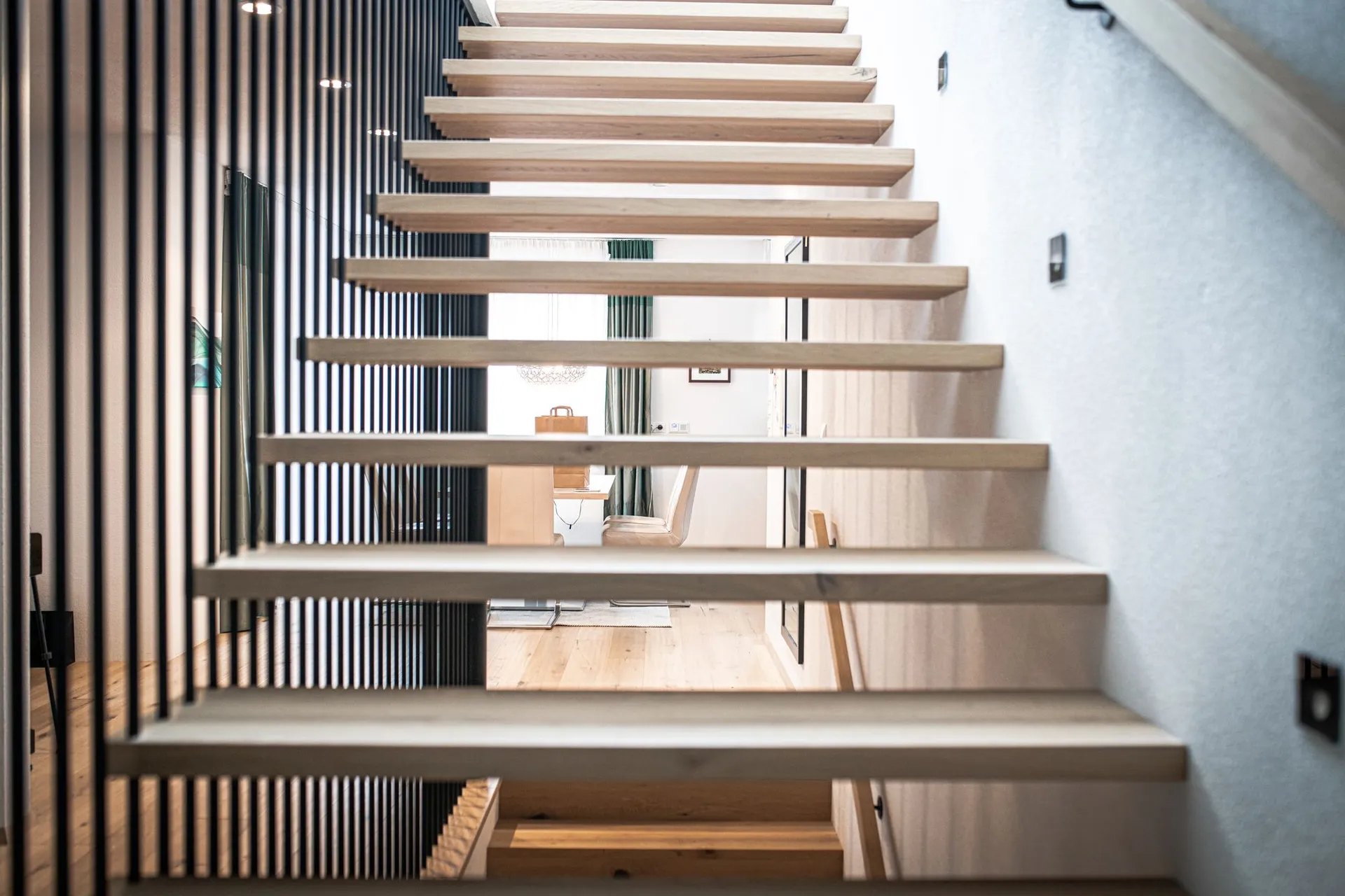 Treppe mit raumhohen Stahlstäben