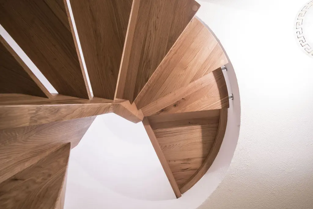 Rundtreppe in Massivholz