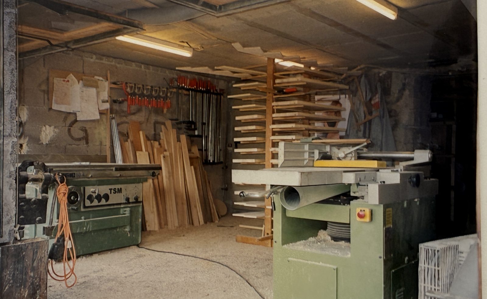 Hobelmaschine und Holzlager