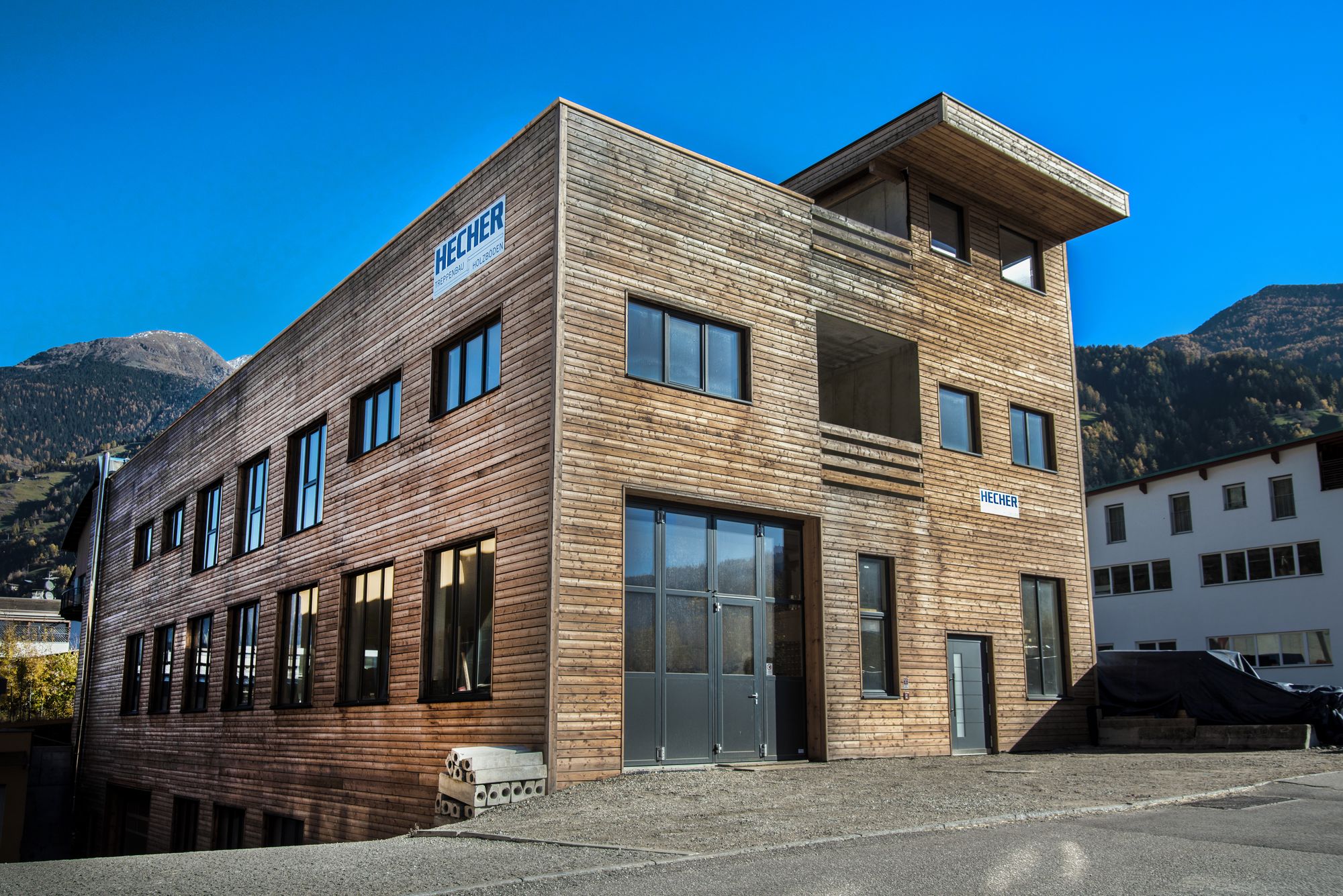 Werkstatt und Ausstellung von Hecher im Gewerbegebiet an der Ahr in Gais