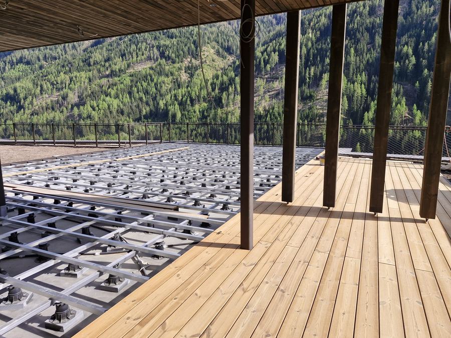 Montage von Terrassendielen auf der Unterkonstruktion