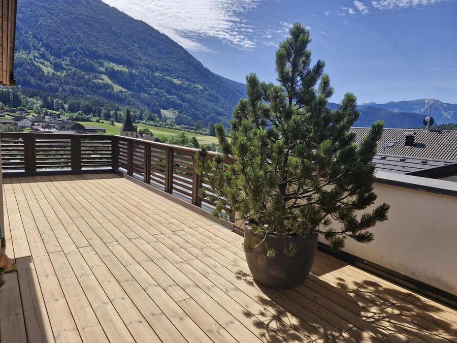 Terrassendielen in Lärche mit Bergblick