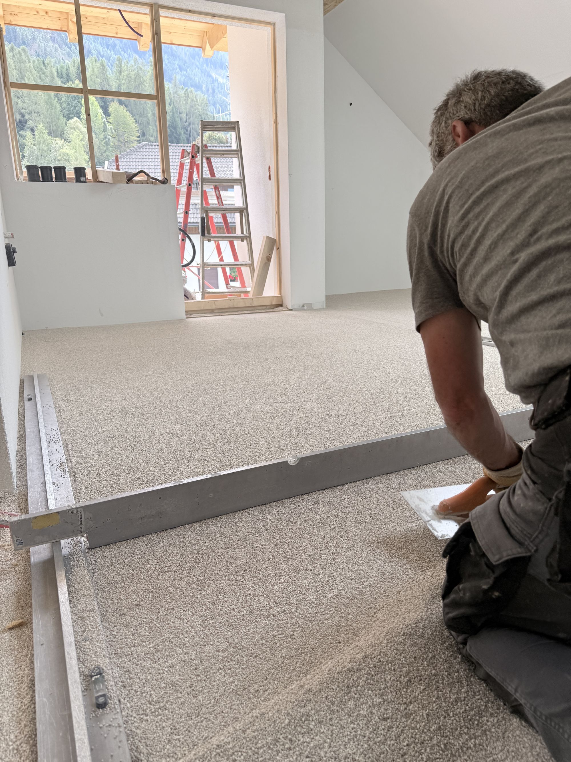 Einbau eines Trockenunterbodens mit Ausgleichsschüttung