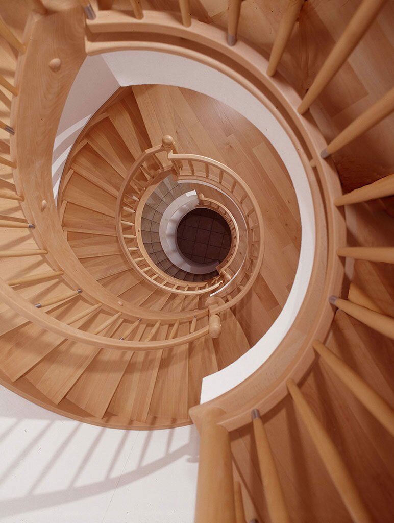 Runde Massivholztreppe von Hecher