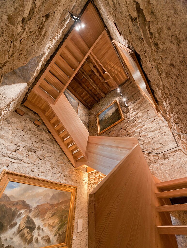 Historische Holztreppe im Schloss Bruneck