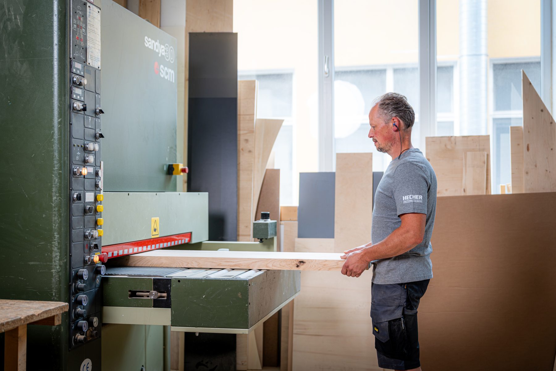 Karl Hecher an der Maschine in der Werkstatt