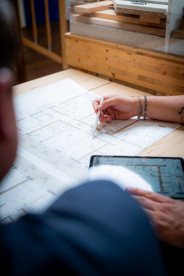 Grundriss und Tablet beim Beratungsgespräch