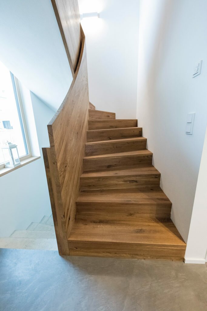 Holztreppe im Wohnhaus