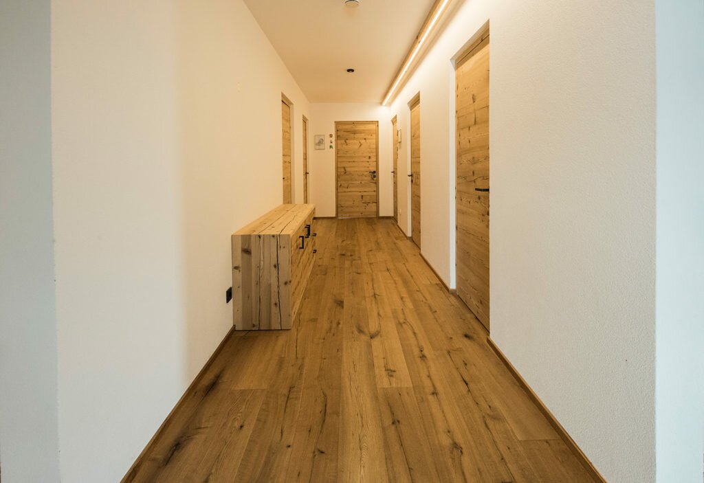 Massivholztreppe mit Holzboden im Wohnraum